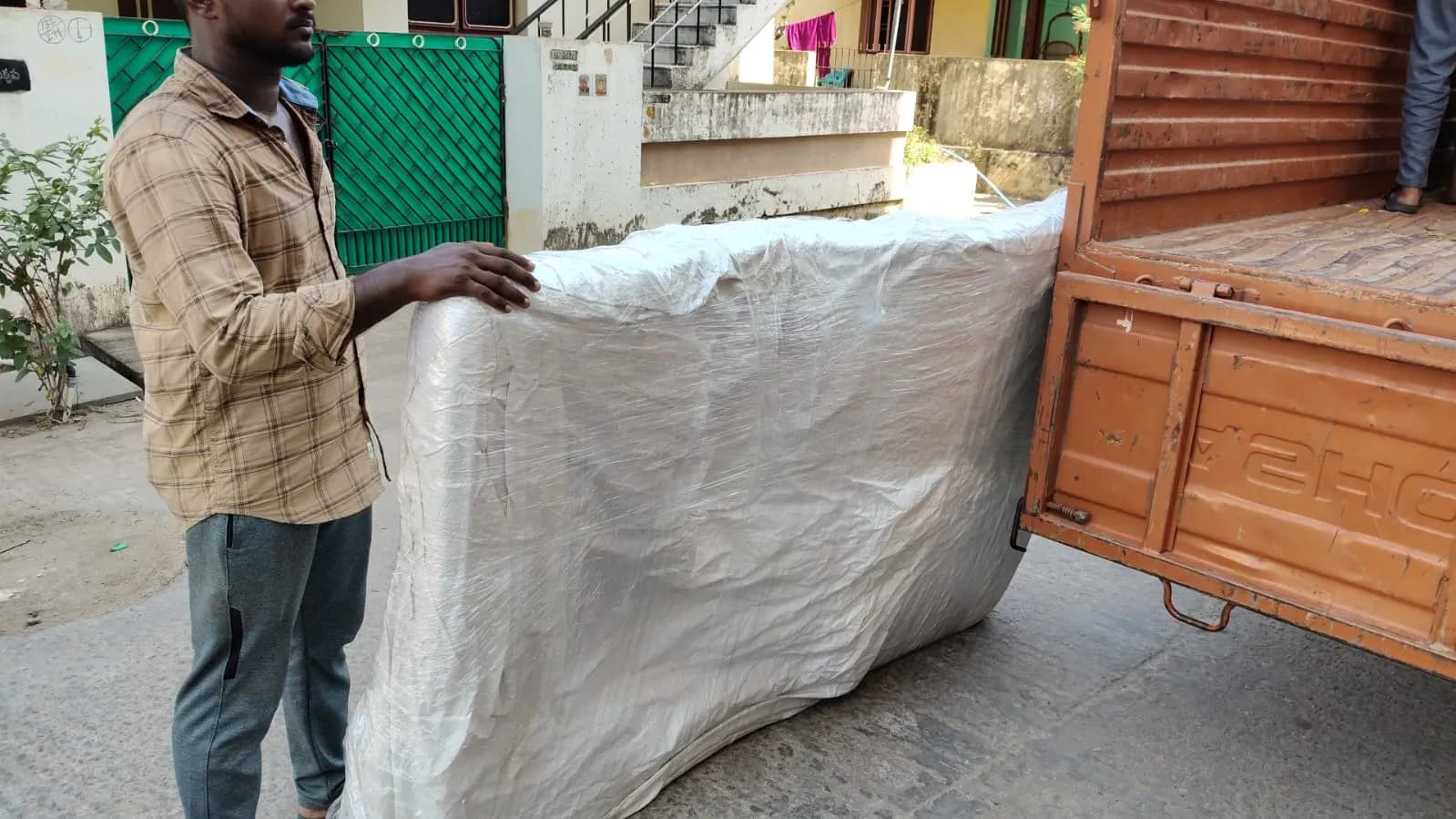 Sri Kamakshithayi Packers - Packing